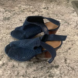 Nice shoes, very comfortable. Suede leather.I worn them just once